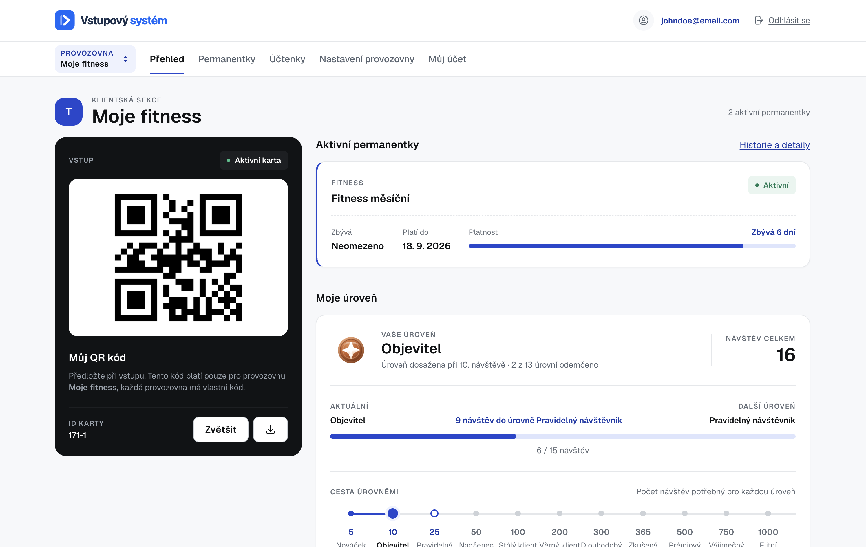 Klientská sekce Vstupového systému v prohlížeči: přepínač provozovny, karta s QR kódem pro vstup s poznámkou, že kód platí jen pro tuhle provozovnu, aktivní permanentka Fitness měsíční s platností do 18. 9. 2026 a přehled úrovně podle počtu návštěv.